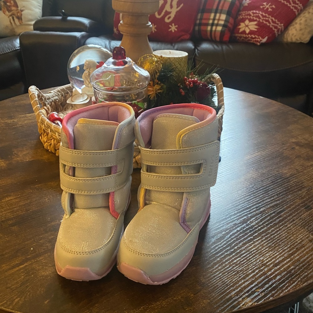 Girls Carter light up snow boots size 11